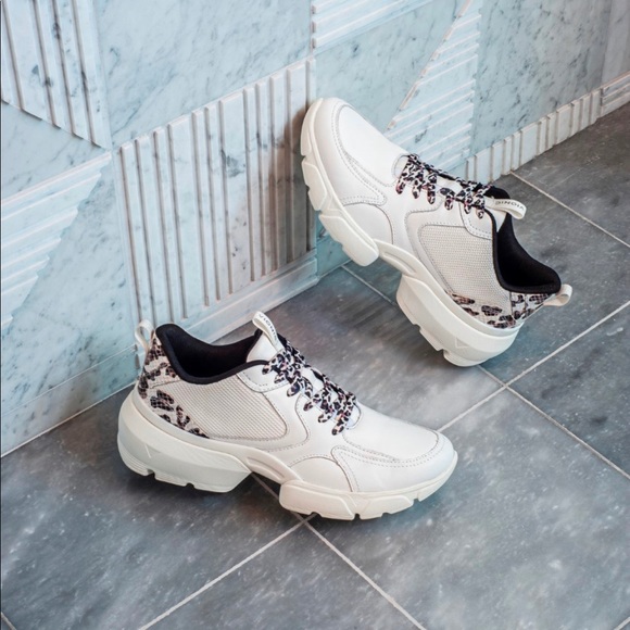 vionic aris lace up sneaker